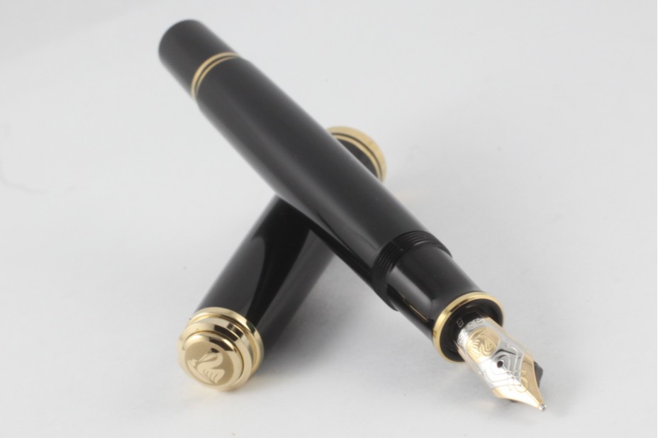 Pelikan Souveran M800 Black Fountain Pen (New Logo GoldTop)